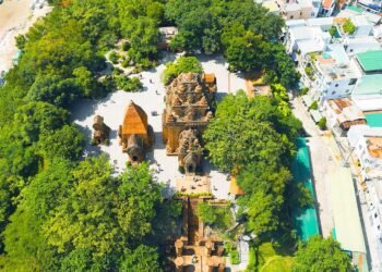 Башни Понагар (Tháp Бà Ponagar) — древний храмовый комплекс Чамов в центре Нячанга