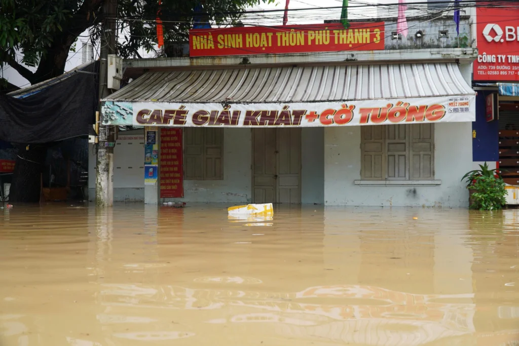 Глубоко затопленный жилой район HL thanhnien.vn