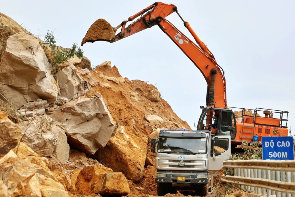 Перевал Хань Ле завален землёй и камнями skidka 1