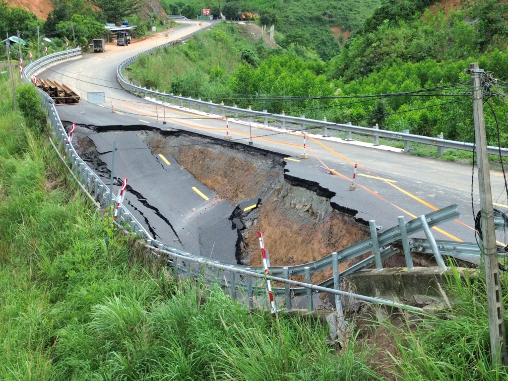 Перевал Хань Ле могут открыть уже завтра: восстановление ключевой трассы Нячанг–Далат 1 Перевал Хань Ле завален землёй и камнями skidka 5