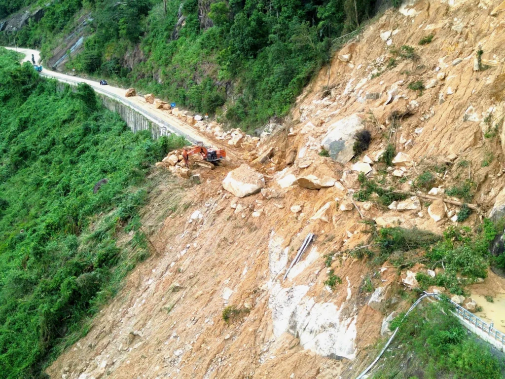 Перевал Хань Ле завален землёй и камнями skidka 8